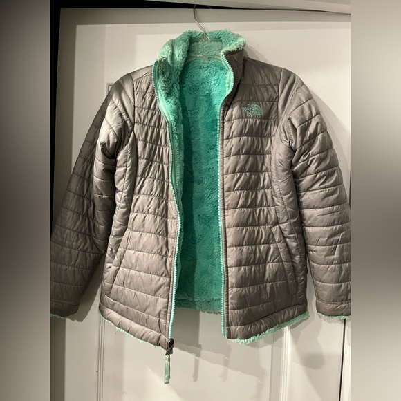 A north face puffer jacket. Girls 14/16 - Picture 2 of 5